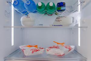 un réfrigérateur rempli de nourriture et de boissons. dans l'établissement Leukasia, à Marina di Pescoluse