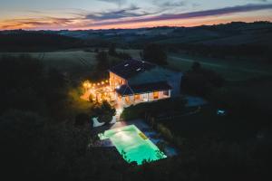una vista aérea de una casa con piscina en Le Bezy Pyrénées, en Mézerville