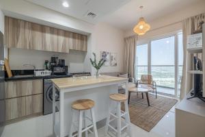 Kuchyň nebo kuchyňský kout v ubytování City View I 1 Bedroom Apartment I Golf Vita, Damac Hills