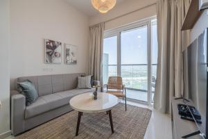 TV a/nebo společenská místnost v ubytování City View I 1 Bedroom Apartment I Golf Vita, Damac Hills
