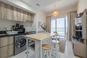 Kuchyň nebo kuchyňský kout v ubytování City View I 1 Bedroom Apartment I Golf Vita, Damac Hills