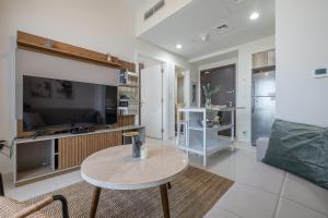 TV a/nebo společenská místnost v ubytování City View I 1 Bedroom Apartment I Golf Vita, Damac Hills
