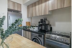 Kuchyň nebo kuchyňský kout v ubytování City View I 1 Bedroom Apartment I Golf Vita, Damac Hills + 17 fotografií
