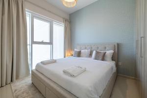 Postel nebo postele na pokoji v ubytování City View I 1 Bedroom Apartment I Golf Vita, Damac Hills