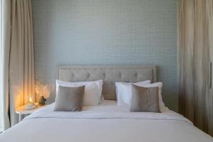 Postel nebo postele na pokoji v ubytování City View I 1 Bedroom Apartment I Golf Vita, Damac Hills