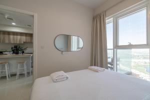 Postel nebo postele na pokoji v ubytování City View I 1 Bedroom Apartment I Golf Vita, Damac Hills