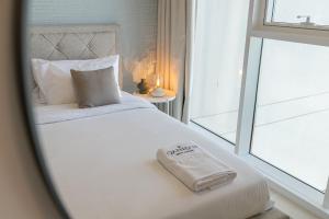 Postel nebo postele na pokoji v ubytování City View I 1 Bedroom Apartment I Golf Vita, Damac Hills
