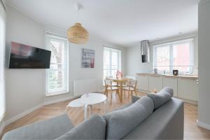 Televízia a/alebo spoločenská miestnosť v ubytovaní Happy Stay Comfort Apartment By the Beach
