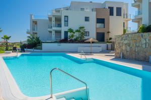 uma grande piscina em frente a um edifício em 2226-Luxury sea view apartment em La Alcaidesa