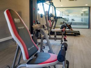 um ginásio com um monte de bicicletas de exercício nele em 2226-Luxury sea view apartment em La Alcaidesa