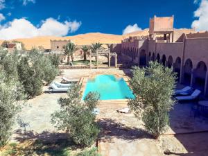 una vista aérea de una piscina en el desierto en Kasbah Erg Chebbi, en Merzouga