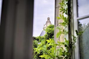 una vista del edificio del Capitolio vista a través de una ventana en Hypercentre, quai de Loire, lumineux, spacieux, familial, le Jehan de Saveuse, en Blois