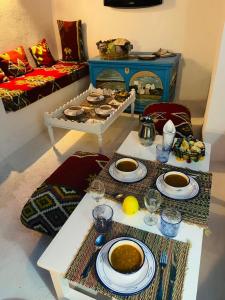 un salon avec une table et des assiettes de nourriture dans l'établissement Dar Elbidha, à Djerba