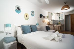 サン・セバスティアン・デ・ラ・ゴメラにあるLa Piedra Blancaのベッドルーム(大きな白いベッド1台付)、キッチンが備わります。