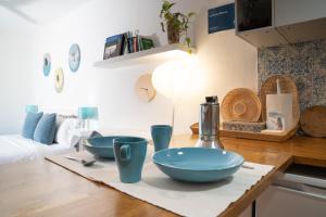 a kitchen with two blue bowls on a counter at La Piedra Blanca in San Sebastián de la Gomera