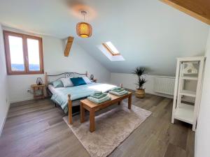 um quarto com uma cama e uma mesa em Sweet & Cosy Chalet in the heart of the Swiss Alps em Troistorrents