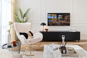 特伦钦温泉镇ARTELIER - Trenčianske Teplice的带椅子和电视的客厅