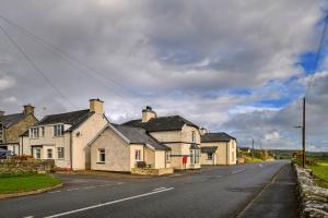 Finest Retreats - Bodlawen Holiday House - Edge of Snowdonia في Cerrig-y-Druidion: صف من البيوت على جانب الطريق