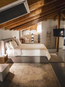 Postel nebo postele na pokoji v ubytování API Projects Nafplio - Superior Loft