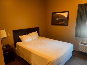 a bedroom with a bed and a picture on the wall at Ambridge Inn in Ambridge