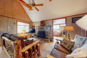 a living room with a couch and a fireplace at Arrowhead Lake Leisure in Pocono Lake