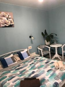 - une chambre avec un lit, une table et des chaises dans l'établissement Villa Galicia, à Berehove