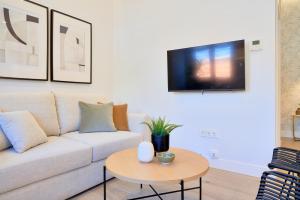Televízia a/alebo spoločenská miestnosť v ubytovaní Lofts Parque de Huelin