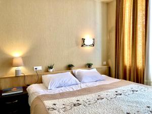 una camera da letto con un letto grande con due cuscini di 3-room Apartment NFT Gudauri Penta 203 a Gudauri