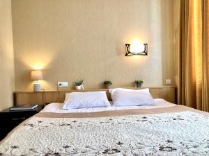 una camera da letto con un letto grande con due cuscini di 3-room Apartment NFT Gudauri Penta 203 a Gudauri