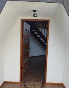 una puerta que conduce a una habitación con una escalera en Domo Las araucarias, en Negrete