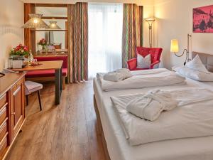 Postel nebo postele na pokoji v ubytování Fit Vital Aktiv Hotel DAS LUDWIG + 37 fotografií