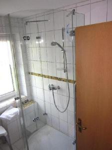 バート・シュタッフェルシュタインにあるFerienwohnungen Haus Seeblickのバスルーム(ガラスドア付きのシャワー付)