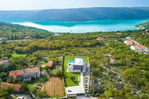 - une vue aérienne sur une maison avec un lac dans l'établissement Villa Memory, à Raša