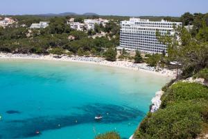 een luchtzicht op een strand met een hotel bij Villa etxe txekia in Cala Galdana