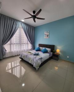 a bedroom with a bed and a ceiling fan at Bali Residence Impian Raudah in Melaka