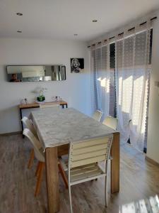 a dining room with a table and chairs at logement atypique in Arles