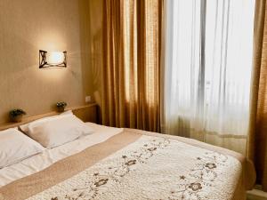una camera con letto e finestra con luce di 3-room Apartment NFT Gudauri Penta 203 a Gudauri Altre 29 foto