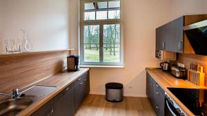 une cuisine avec des comptoirs en bois et une fenêtre dans l'établissement Parkresidenz Lychen Ferienwohnung 2, à Lychen
