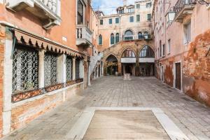 eine leere Straße in einer Altstadt mit Gebäuden in der Unterkunft Ca' Giulia Grand Canal view next to Rialto Bridge in Venedig