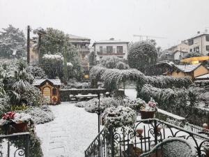 Ca Balossa, Tremezzina lago di Como davanti a Bellagio e villa Balbianello v zimě