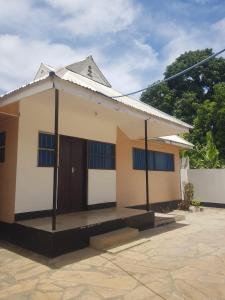 Cozy Master bedroom with Free Wi-Fi in Tanga