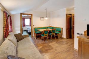 salon z kanapą i stołem w obiekcie Casa San Marco n 8 w Livigno