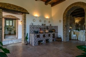 uma sala de estar com lareira numa casa em Agriturismo Piano del Monaco em Marcellinara