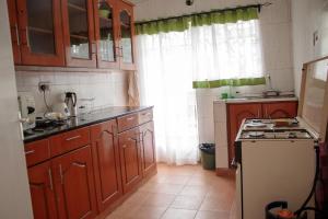 Köök või kööginurk majutusasutuses Zoe Homes 3br Mansionette Own Compound Kericho town near Green Square mall