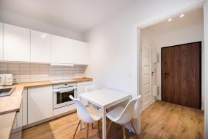 Kuchyňa alebo kuchynka v ubytovaní Develia Mała Praga Charming Studio + 13 fotografií