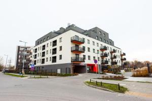 un gran edificio blanco al lado de una calle en Develia Mała Praga Charming Studio, en Varsovia