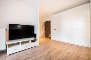 Televízia a/alebo spoločenská miestnosť v ubytovaní Develia Mała Praga Charming Studio