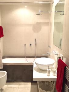 y baño con bañera, lavamanos y bañera. en Guglie Luxury Apartment, en Venecia