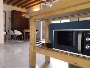 y cocina con microondas y mesa de madera. en Guglie Luxury Apartment, en Venecia