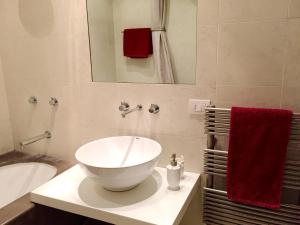 baño con un gran fregadero blanco en una encimera en Guglie Luxury Apartment, en Venecia